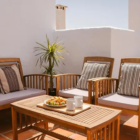 Freshly Renovated, Modern Penthouse Pueblo Evita! Appartement Benalmádena